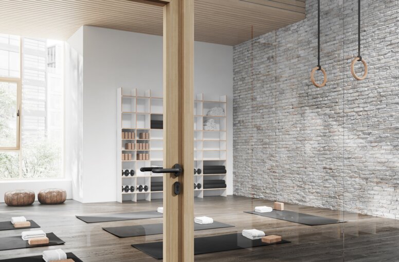 HEWI Türgriff 111 Anthrazit matt Glastür mit Holzrahmen zu einem Yoga-Raum ausgestattet mit HEWI Türgriff 111 in Anthrazit matt aus Polyamid