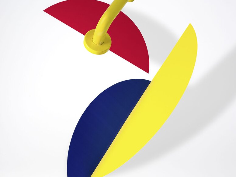 Künstlerische Ausstellung des HEWI Türdruckers 111 in Senfgelb zusammen mit 3 Halbkreisen in Rot, Blau und Gelb