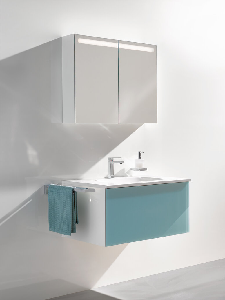 Spiegelschrank und Waschtisch in M40 aquablau