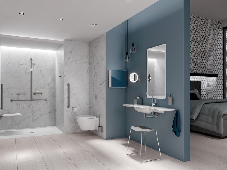 Barrierefreies Hotelbadezimmer mit Waschplatz, Duschbereich und WC, ausgestattet mit HEWI System 900 in Grau matt