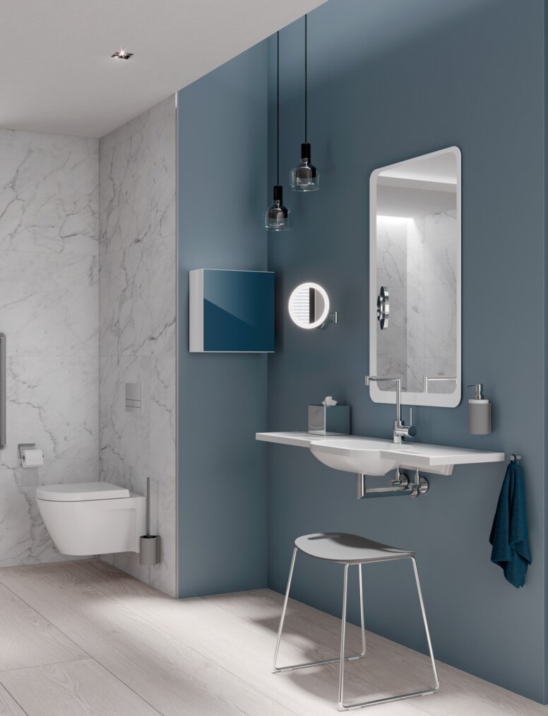 Barrierefreies Hotelbadezimmer mit Waschplatz, Duschbereich und WC, ausgestattet mit HEWI System 900 in Grau matt