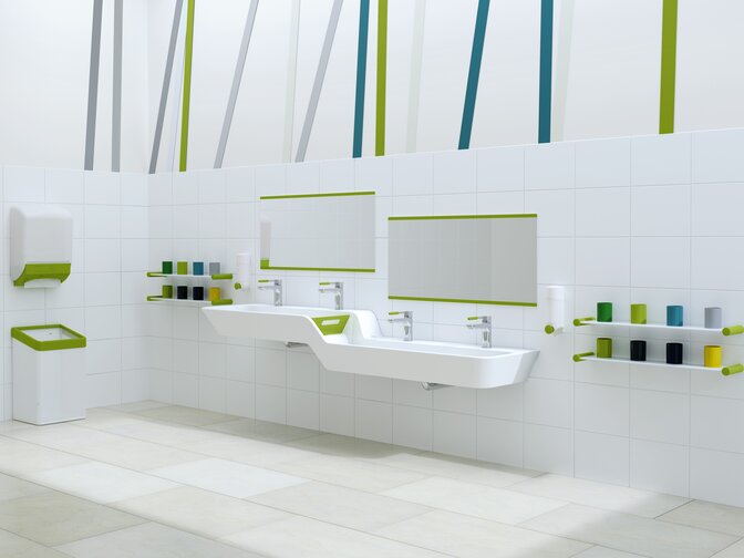 Kindgerechter Waschplatz mit grünen Akzenten, Waschtisch mit eingebauter Höhen- und Tiefenabstufung daneben farbenfrohe Zahnputzbecherleisten