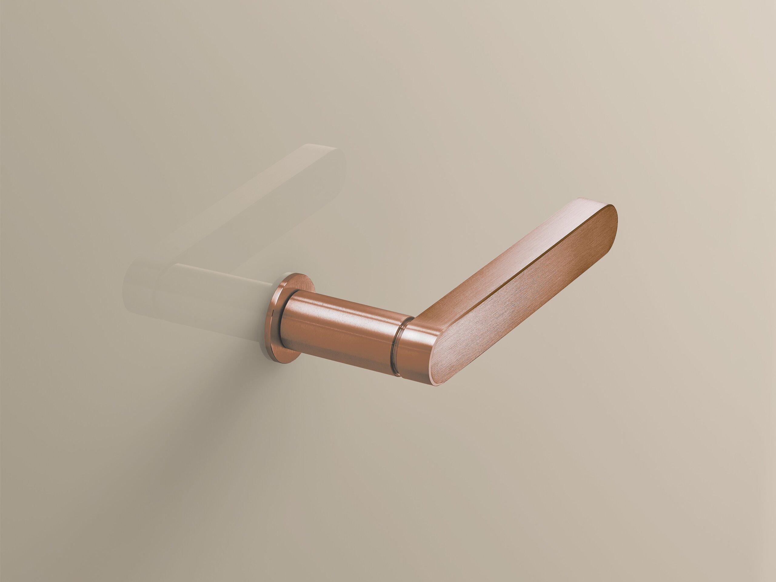 Copper-coloured PVD door handle with a brushed surface, a round rose and a rectangular end cap on a beige wall