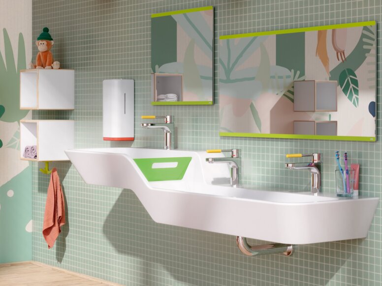 HEWI Serie 477 ICONIC Interieur Doppelwaschtisch mit Wasserhähnen und zwei rechteckigen Spiegeln an grün gefliestem Wandabschnitt im Kinderbadezimmer