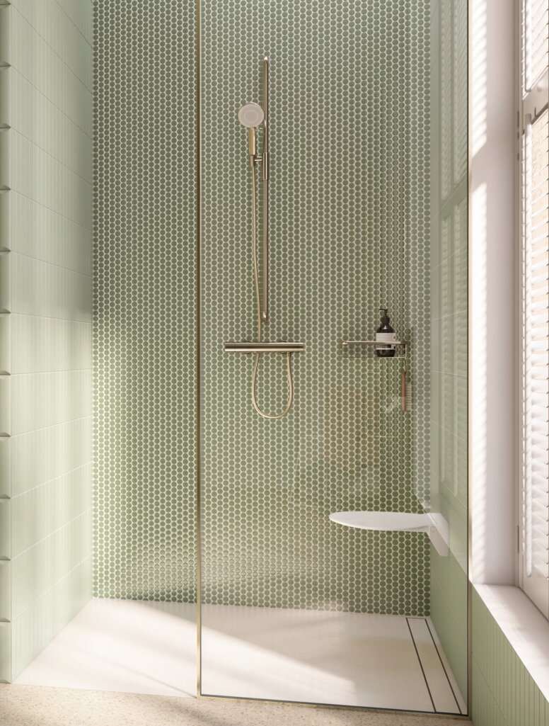 Wandhängendes WC mit Spülbetätigung und WC-Papierhalter, daneben eine bodengleiche Dusche mit Klappsitz und Brausehalterstange
