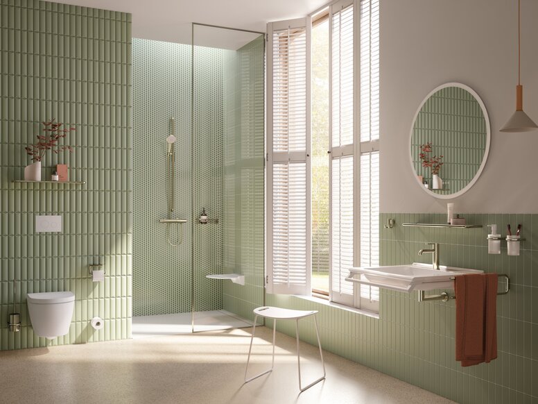 HEWI Serie 480 PVD Interieur Barrierefreies grünes Bad mit Hocker am unterfahrbaren Waschtisch und Klappsitz in der Dusche