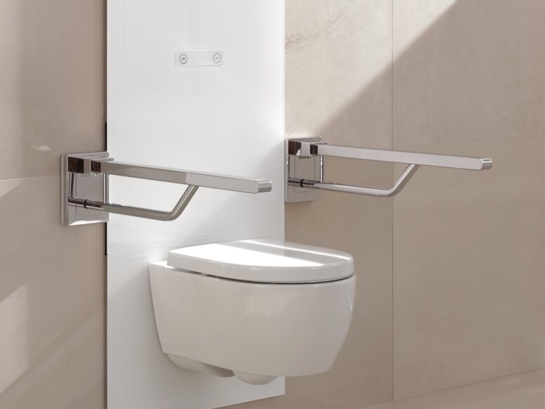 HEWI S 50 WC-Modul Weißes, wandhängendes WC-Modul mit zwei klappbaren Haltegriffen links und rechts an beiger Fliesenwand