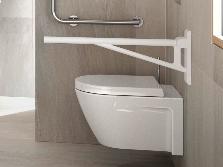Barrierefreier WC-Bereich mit Hocker am unterfahrbaren Waschtisch, Klappsitz in der Dusche und Stützklappgriff an der Toilette