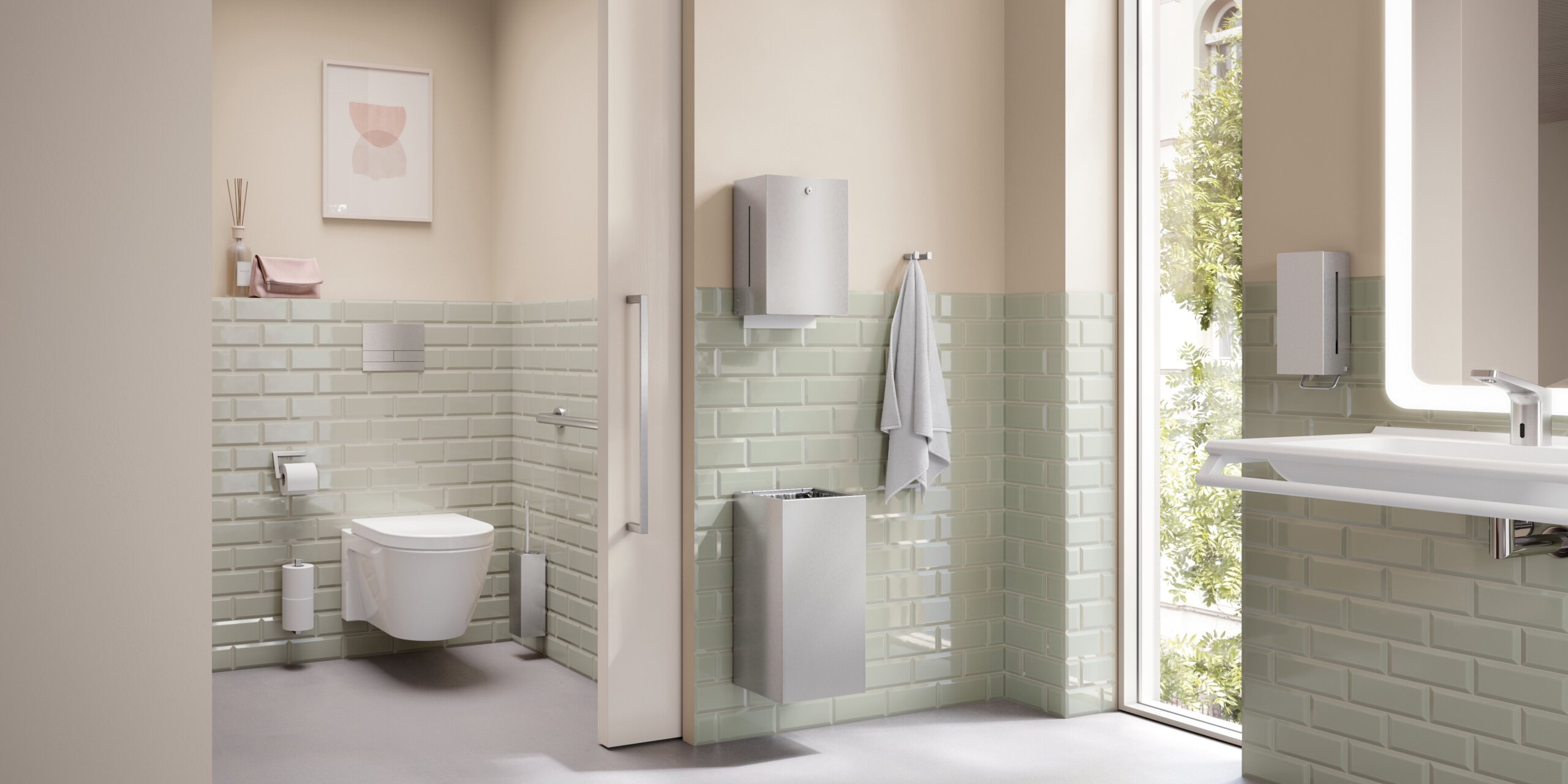 WC mit WC-Papierhalter, Haltegriff und Toilettenbürste im Bad mit hellgrünen Fliesen und beigefarbener Wand