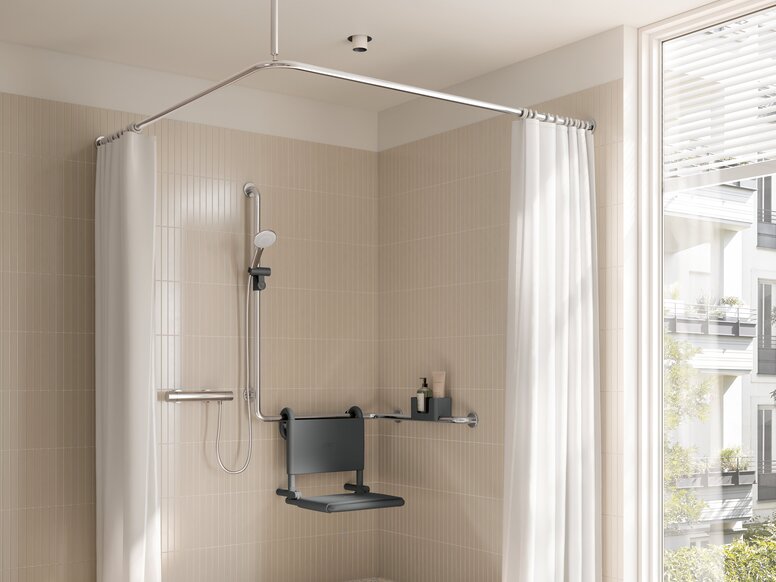 HEWI WARM TOUCH Interieur Wandhängesitz mit Rückenlehne auf L-förmiger Brausehaltestange an beigefarbener Fliesenwand montiert