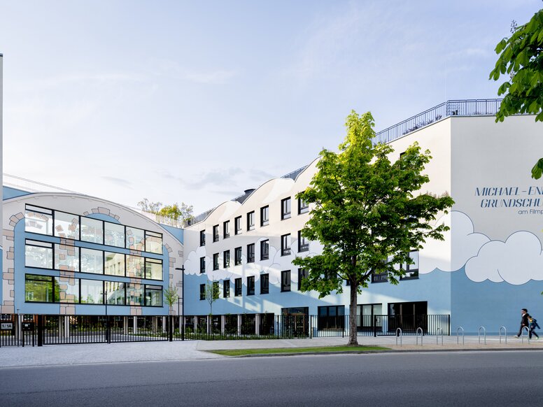 Michael-Ende-Grundschule von außen Schulgebäude hinter einem Zaun