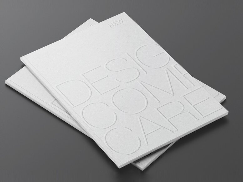 Zwei aufeinander gelegte Broschüren mit der Aufschrift Design Comfort Care