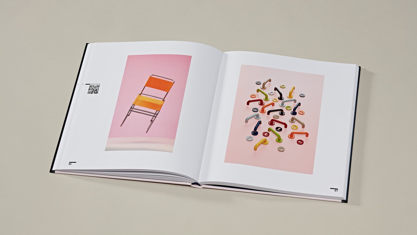 2 aufgeschlagene Seiten des Kunstband zur Bauhaus Ausstellung rechts HEWI Türdrücker 111 in 8 Farben, links oranger Stuhl