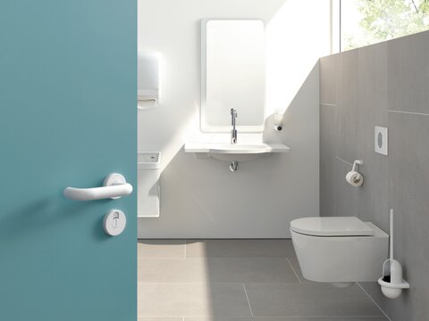 Badezimmer mit Waschplatz und WC ausgestattet mit HEWI active+ Produkten 