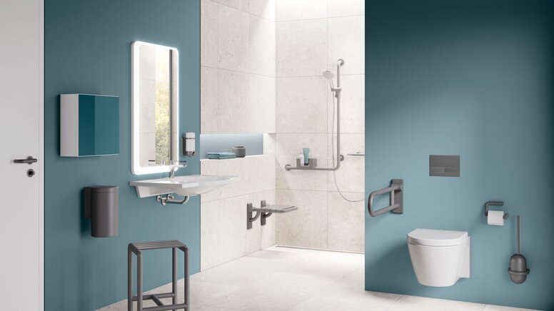 Barrierefreies Bad mit mit Waschplatz, Duschbereich und WC, ausgestattet mit HEWI Serie 477/801 in Anthrazit matt
