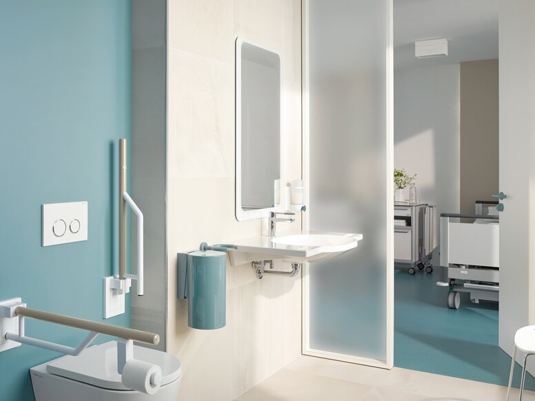 Patientenbad mit barrierefreien Produkten der HEWI Serie 800K mit Blick durch die Badtür ins Patientenzimmer