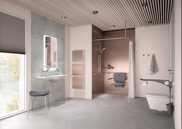 Barrierefreies Pflegebad mit Waschplatz, Duschbereich und WC ausgestattet mit HEWI LiftSystem in Anthrazit matt