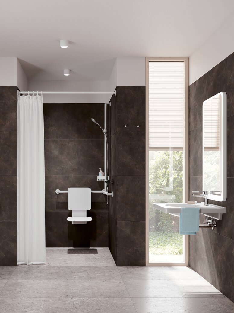 Barrierefreies Bad mit Dusch- und Waschbereich  ausgestattet mit HEWI System 900 in Weiß