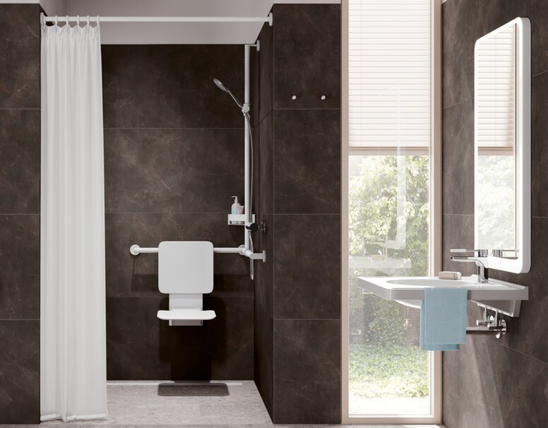 Barrierefreies Bad mit Dusch- und Waschbereich  ausgestattet mit HEWI System 900 in Weiß