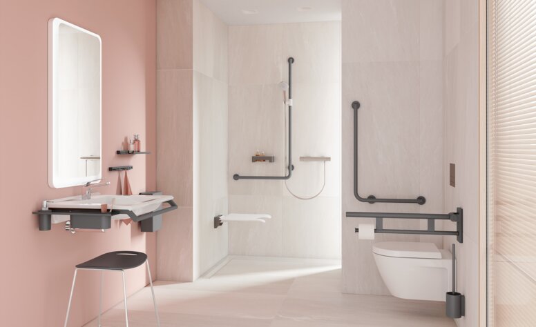 Barrierefreies Bad mit mit Waschplatz, Duschbereich und WC ausgestattet mit HEWI Serie 900 in Anthrazit matt