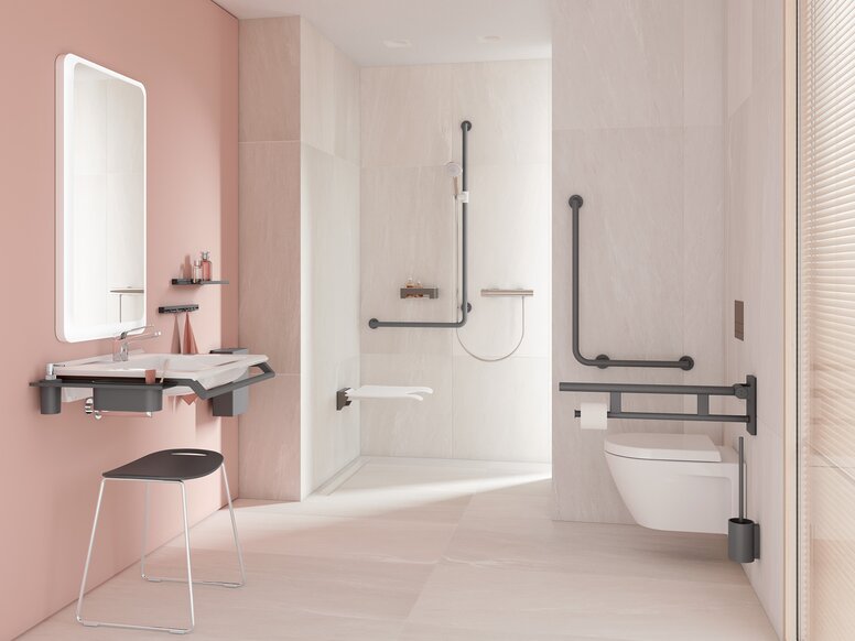 Barrierefreies Bad mit mit Waschplatz, Duschbereich und WC ausgestattet mit HEWI Serie 900 in grau matt