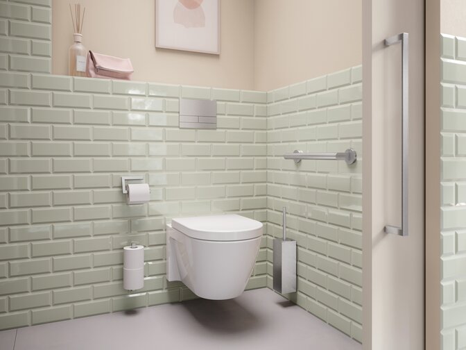 WC-Bereich ausgestattet mit WC-Bürstenhalter, Toilettenpapierhalter und Haltegriff in Edelstahl matt