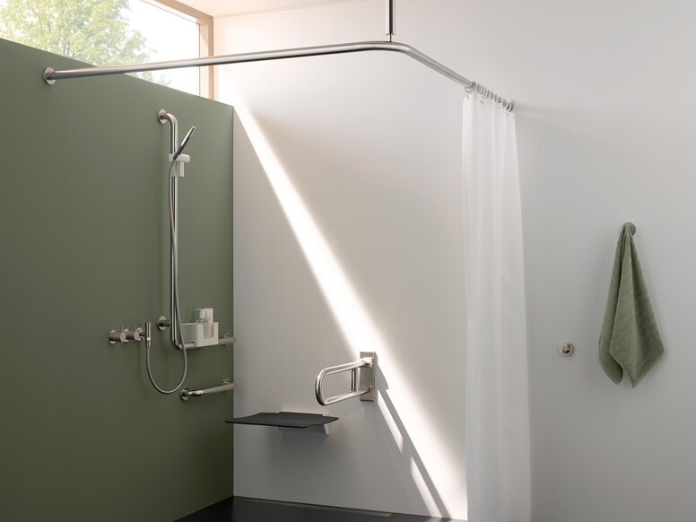 HEWI classic Serie 805 öffentlicher Duschbereich