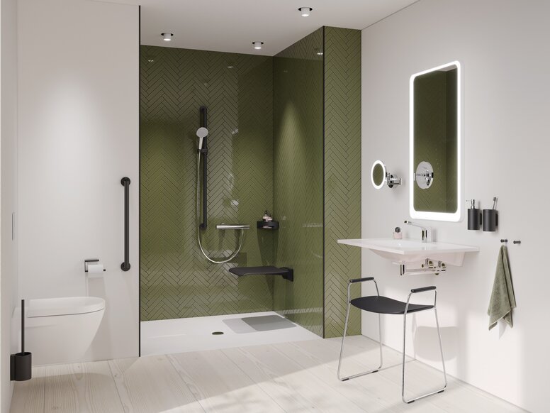 Barrierefreies Bad mit Waschplatz, Duschbereich und WC ausgestattet mit HEWI System 900 und Duschhocker in Schwarz matt 
